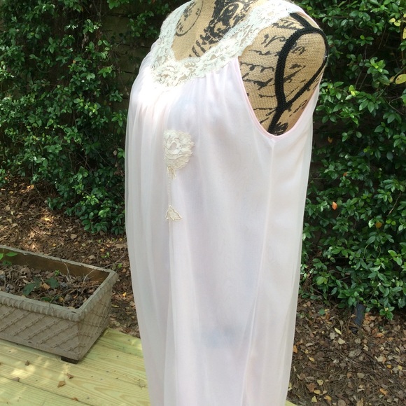 Lovely pink gown with ecru lace - Picture 3 of 6